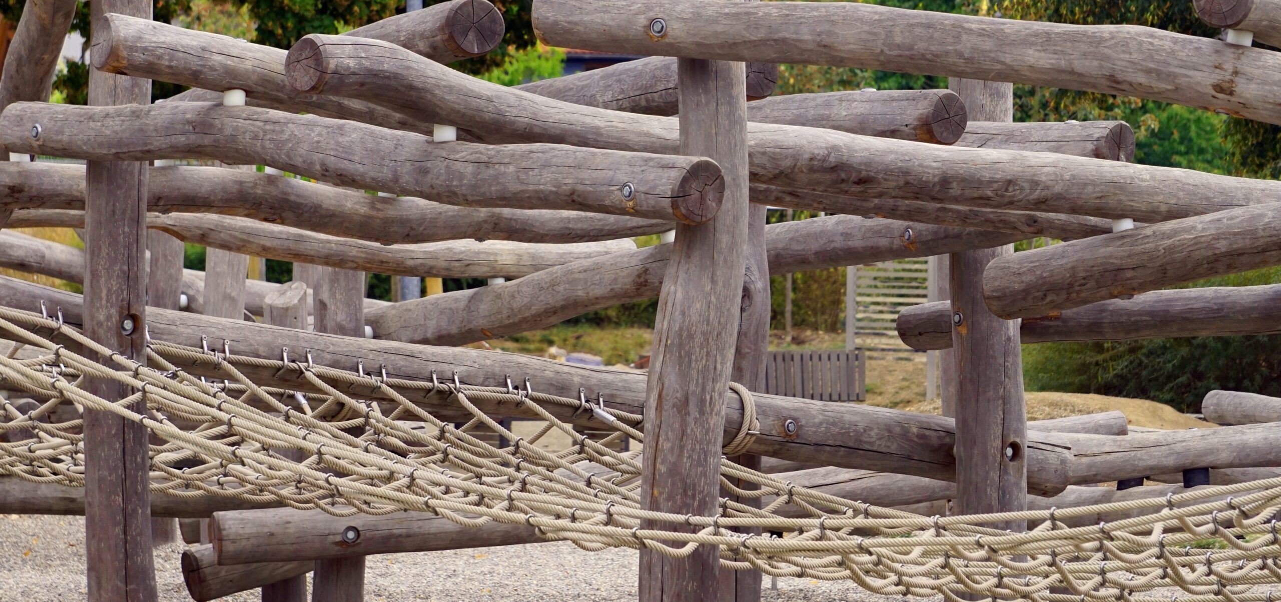 Palisaden beim Kinderspieltunnel